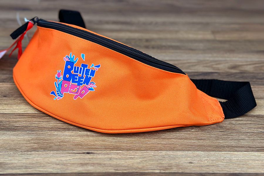 oranje heuptasjes of beltbags met het kleurrijke logo van Buitenbeenpop